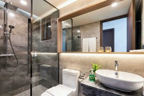 Deluxe appartement, 2 slaapkamers, uitzicht op stad | Badkamer | Gratis toiletartikelen, een haardroger, pantoffels, handdoeken