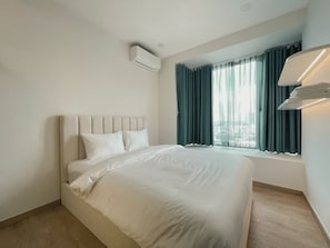 Appartamento Deluxe, 3 camere da letto, vista città | Una scrivania, postazione laptop, tende oscuranti, ferro/asse da stiro