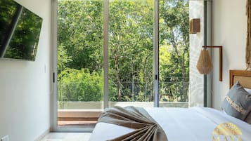 Departamento Deluxe, vista al jardín | 1 habitación, caja de seguridad en la habitación y cortinas blackout