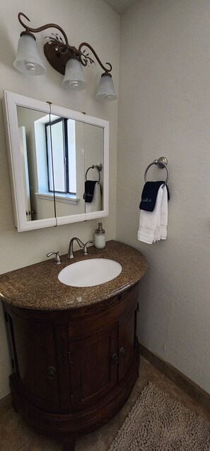 Een douche, een haardroger, handdoeken, zeep