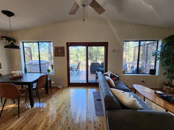 Een smart-tv en een computerscherm