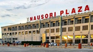 Un bâtiment sur lequel on peut lire l’inscription « NAUSORI PLAZA ».