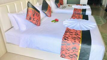 Phòng tiện nghi đơn giản, quang cảnh sông | Bộ đồ giường cao cấp, minibar, trang trí khác biệt