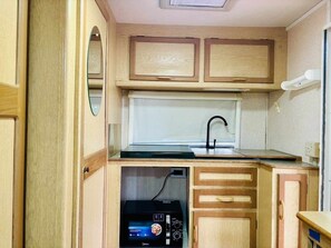 Campas Van | 専用キッチン | 冷蔵庫