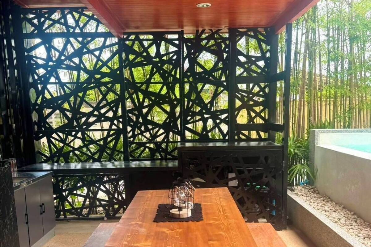 Container House | Meja kerja, Wi-Fi gratis, dan seprai linen