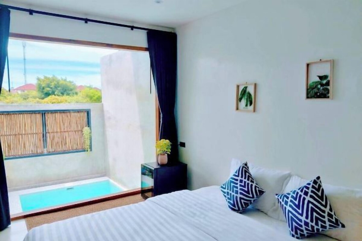 Desk, WiFi (free), bed sheets