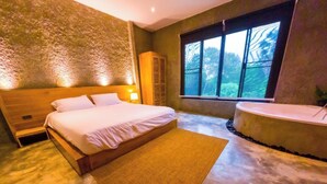 Superior Jacuzzi Room | 書桌、免費無線上網、床單