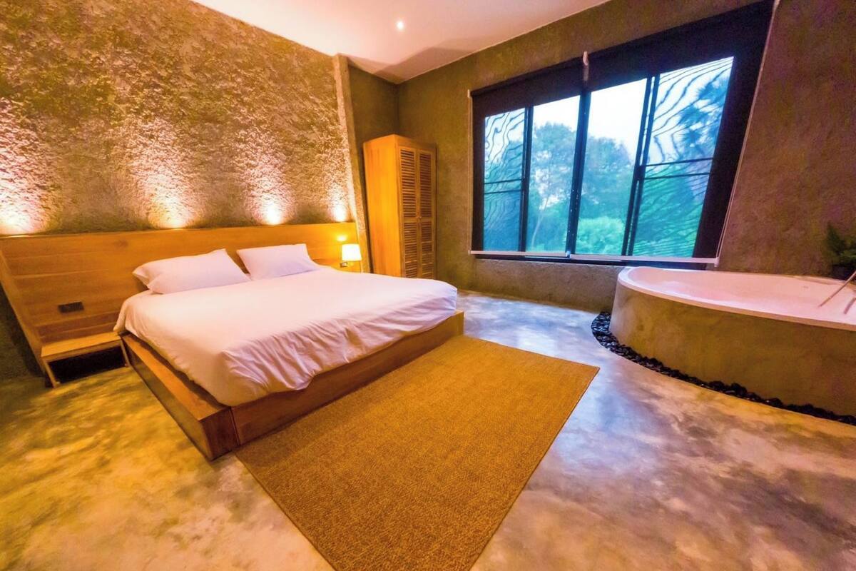 Superior Jacuzzi Room | Meja kerja, Wi-Fi gratis, dan seprai linen