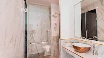 Superior Pool Villa | Bathroom | Separate tub and shower, free toiletries, hair dryer, towels