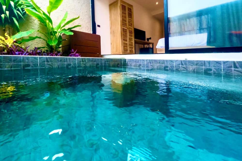 R Resident Resort