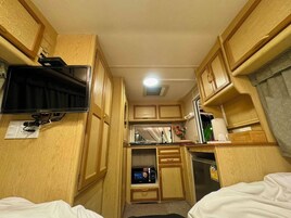 Caravan | Desk, WiFi (free), bed sheets