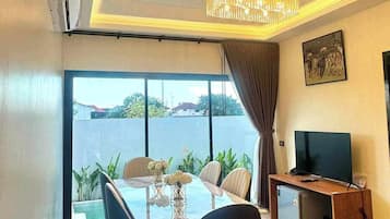 Family Pool Villa 2 Bedroom | ๊ฑฐ์ค ๊ณต๊ฐ | ์์ฑ ์ฑ๋ ์์ฒญ์ด ๊ฐ๋ฅํ 42์ธ์น LED TV