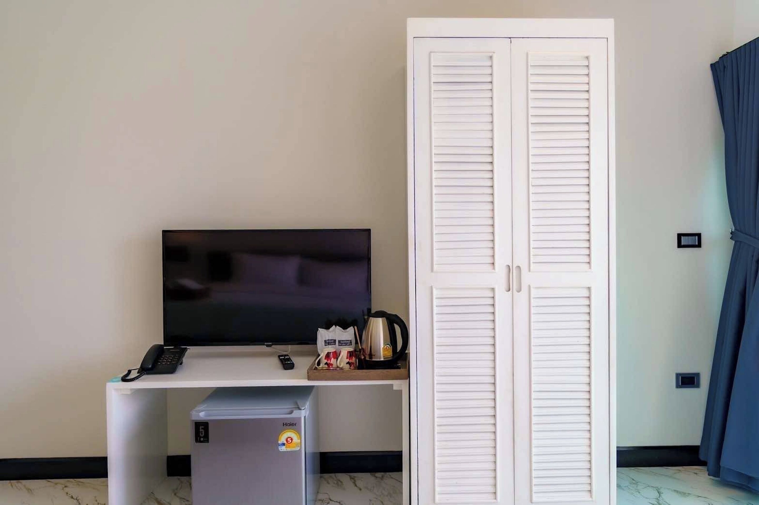 Een bureau, gratis wifi, beddengoed