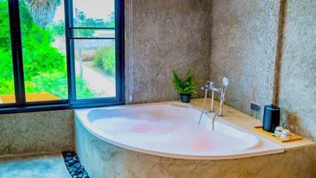 Superior Jacuzzi Room | Bathroom