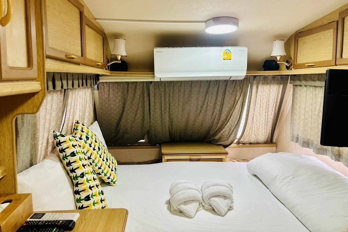 Caravan | Meja kerja, Wi-Fi gratis, dan seprai linen