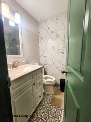 Amenidades de baño ecológicas, secadora de cabello, toallas, jabón