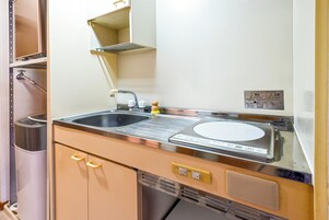 Frigobar, microondas, placa de cocina, utensilios de cocina