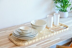 Frigobar, microondas, placa de cocina, utensilios de cocina