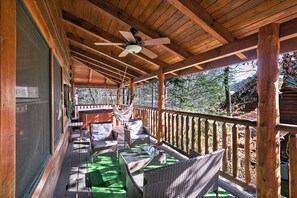 Terrace/patio - Arcade Fun! 4-bedroom cabin w/game zone, hot tub, pool table, hammocks & 6 beds! (Sevierville)