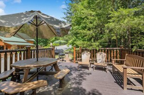 Outdoor dining - AMAZING game room! 4-BR cabin w full arcade, kid’s loft, hot tub, pool table! (Sevierville)