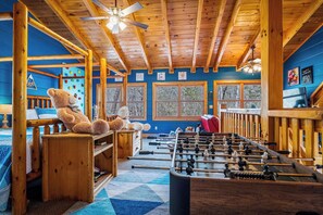 4 bedrooms, iron/ironing board, travel cot, free WiFi - AMAZING game room! 4-BR cabin w full arcade, kid’s loft, hot tub, pool table! (Sevierville)