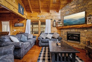 Smart TV, fireplace, video games, table football - Arcade Fun! 4-bedroom cabin w/game zone, hot tub, pool table, hammocks & 6 beds! (Sevierville)