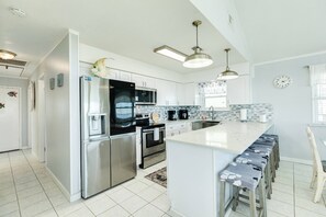 Fridge, microwave, oven, stovetop - New Beach Front Home|Huge Sun Deck|$200 Free Activities Daily|Sun Deck|Pets Welcome|Outdoor Shower (Galveston)