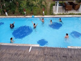 Una piscina al aire libre