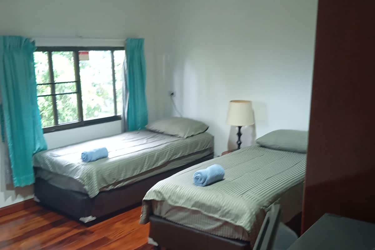 Deluxe Double or Twin Room | Bathroom | Towels, soap, shampoo, toilet paper