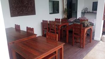 Tägliches inbegriffenes kontinentales Frühstück