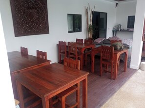 Tägliches inbegriffenes kontinentales Frühstück