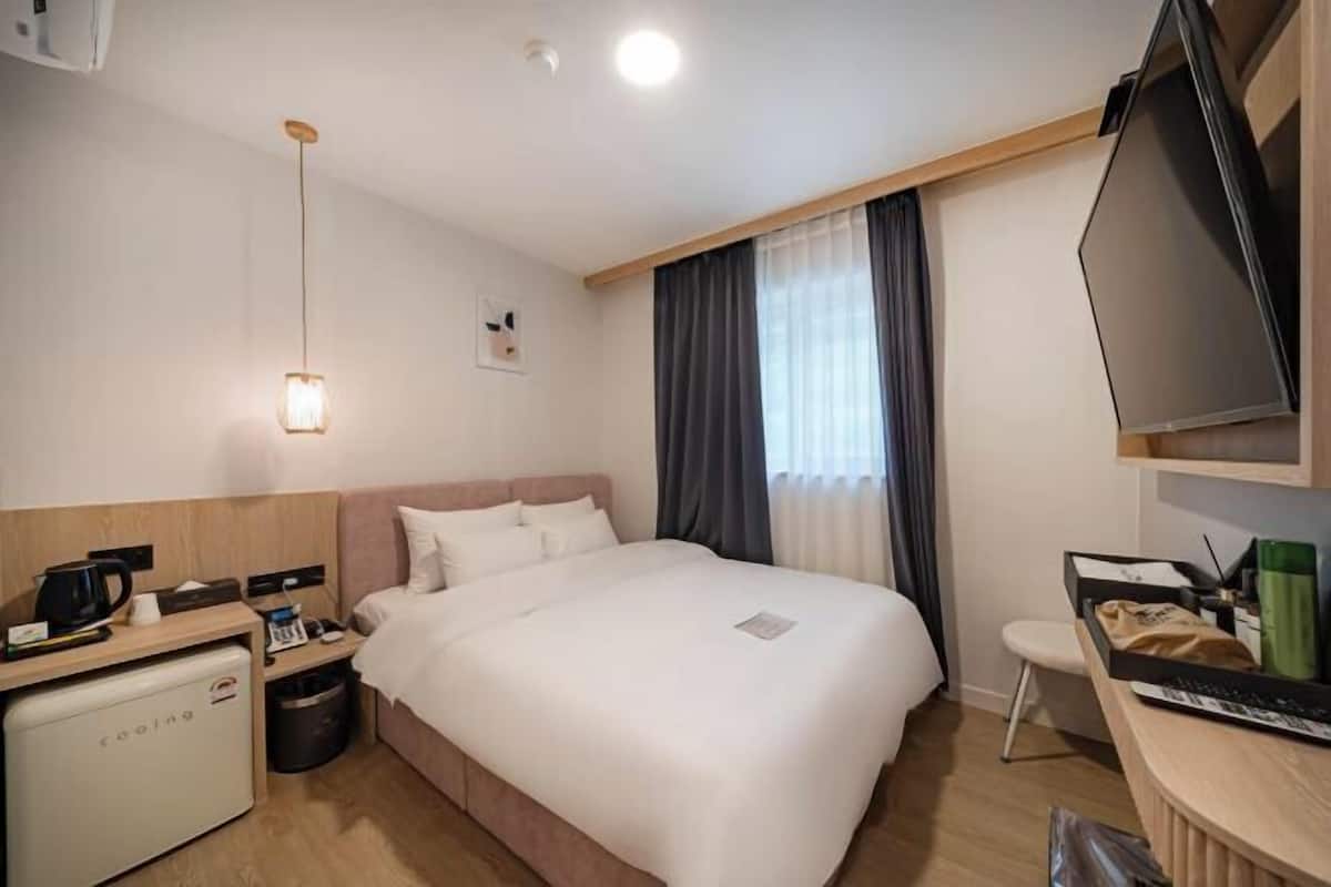 1 bedroom, soundproofing, free WiFi, bed sheets