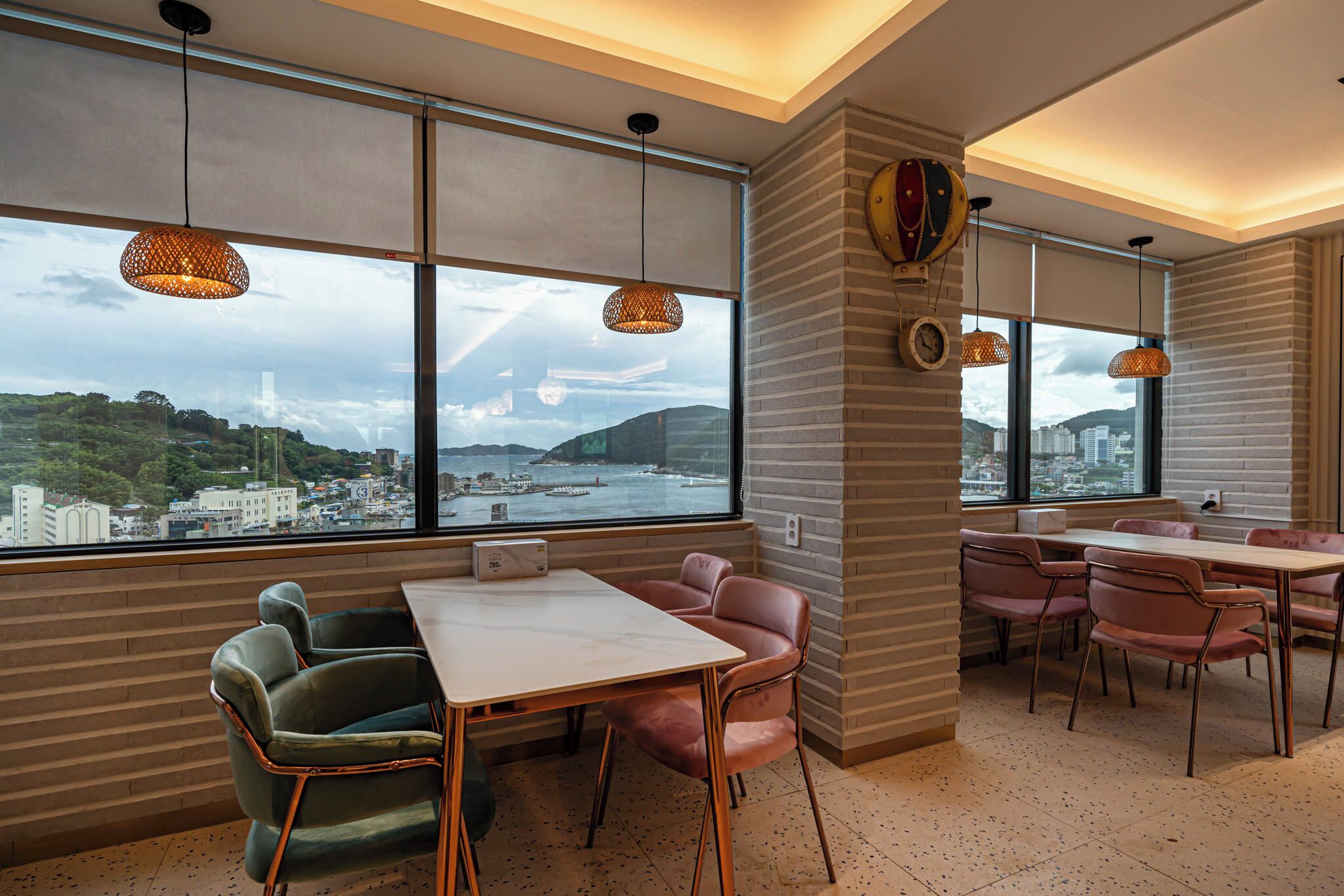 Daily self-serve breakfast (KRW 10000 per person)