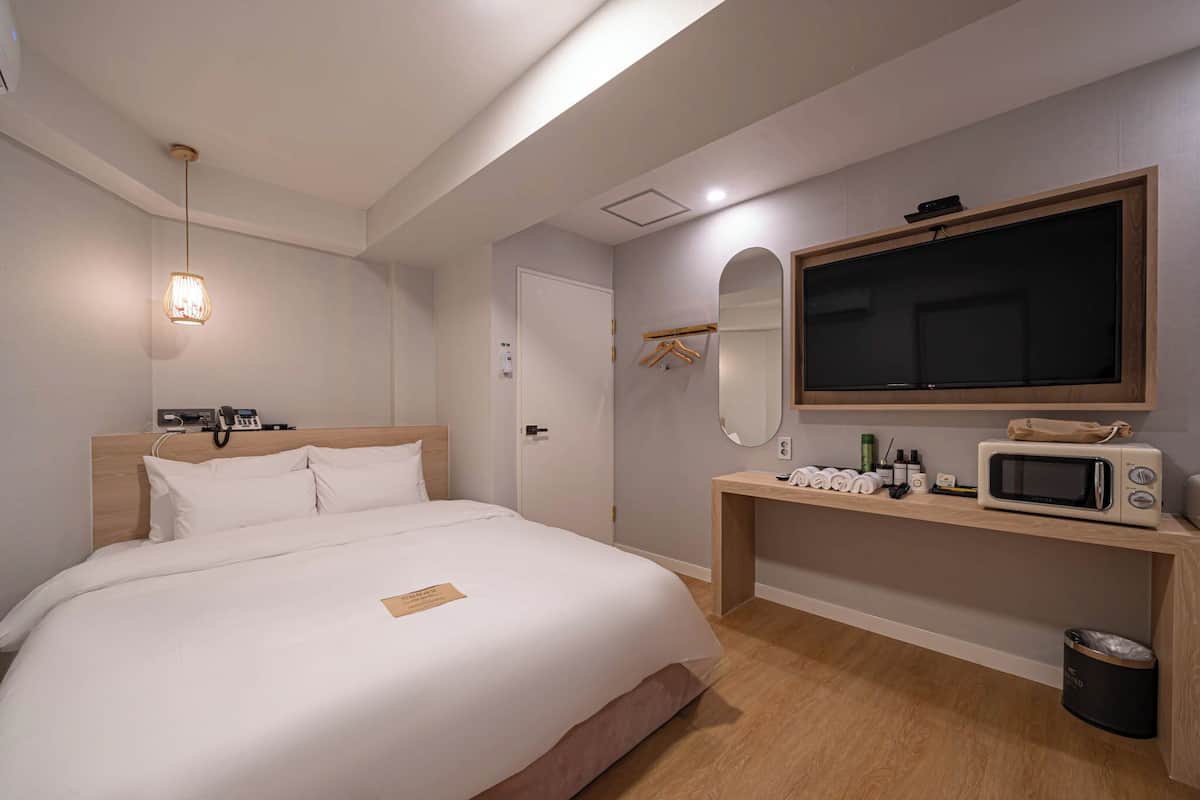 Cozyville - Standard Queen | 1 bedroom, soundproofing, free WiFi, bed sheets