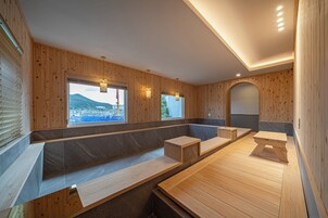 Un interior moderno con paneles de madera, asientos integrados y ventanas amplias que ofrecen vistas de un paisaje urbano.
