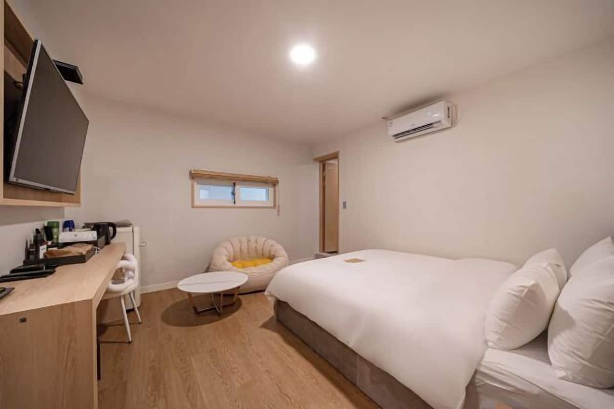 1 bedroom, soundproofing, free WiFi, bed sheets