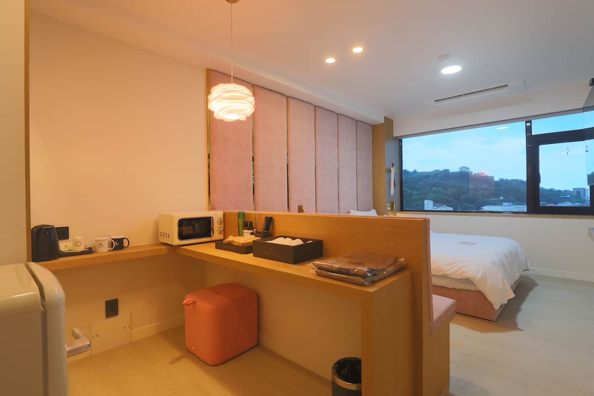 Main Building - Ocean Deluxe Queen | 1 bedroom, soundproofing, free WiFi, bed sheets