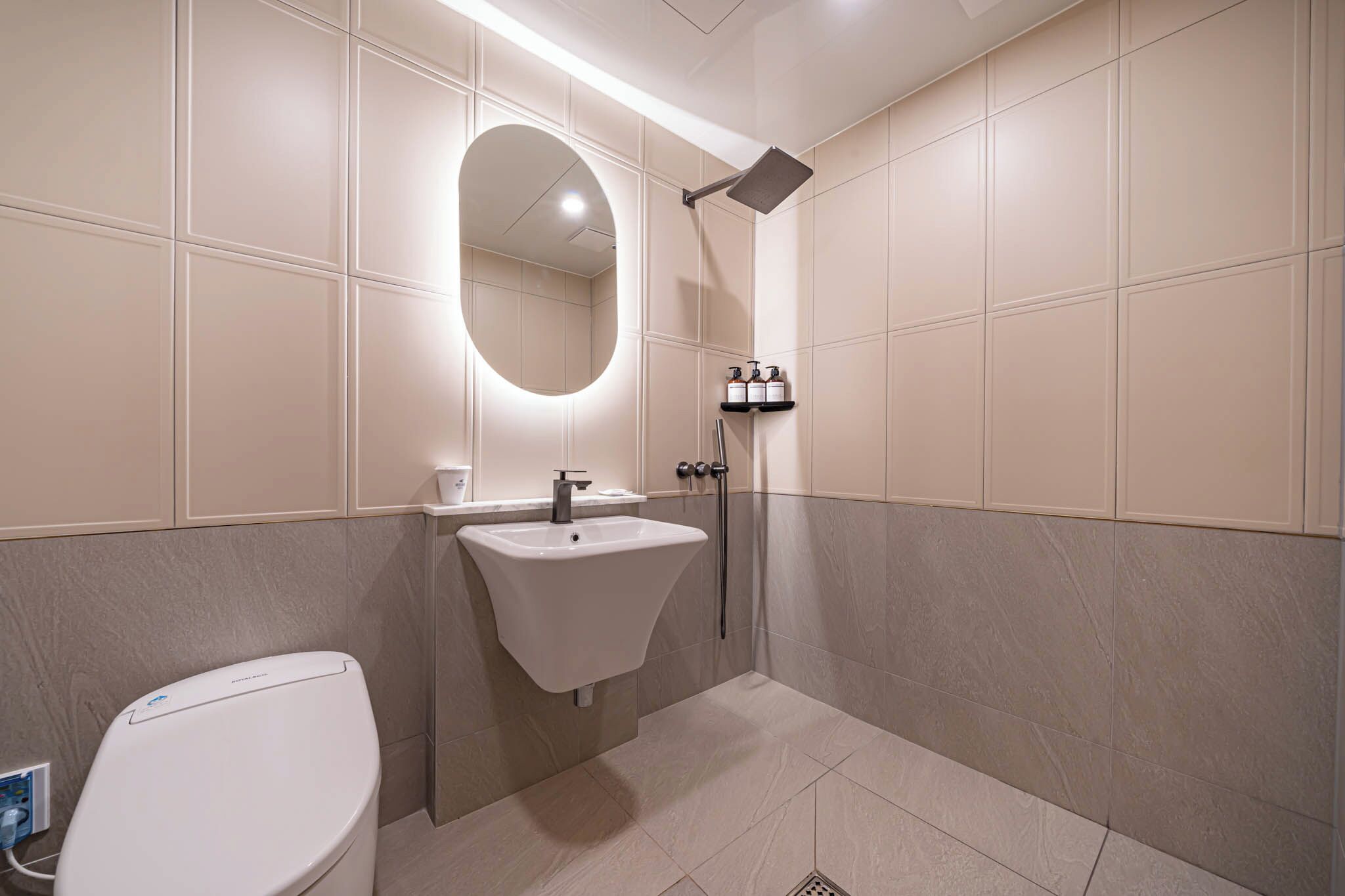 Un baño moderno con inodoro, lavabo y ducha.