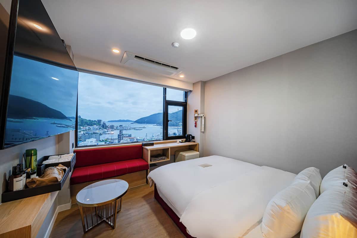 Main Bulding - Ocean Queen | 1 bedroom, soundproofing, free WiFi, bed sheets