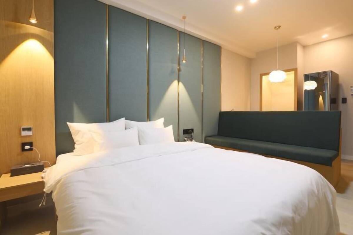 Soundproofing, free WiFi, bed sheets