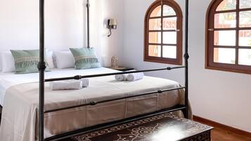 2 bedrooms, iron/ironing board, internet, bed sheets