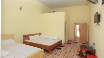 Habitación triple básica | Tabla de planchar con plancha y wifi gratis