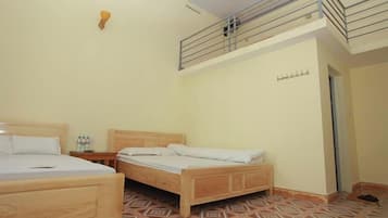 Habitación triple básica | Tabla de planchar con plancha y wifi gratis