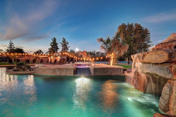 Una piscina al aire libre, una piscina climatizada