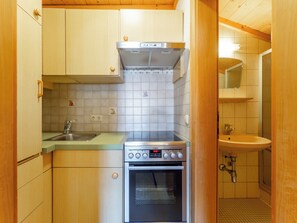 Kjøleskap, kokeplater, oppvaskmaskin og kaffetrakter/tekoker