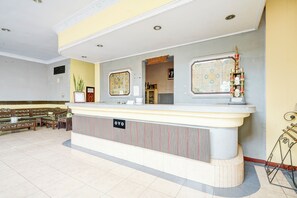 Reception - Collection O Kauman Near Stasiun Pekalongan Formerly HOTEL DIAN CANDRA (Wiradesa)