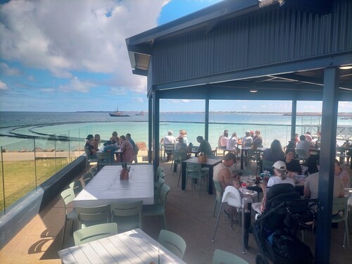 Well equipped family holiday house. Close to the beach, shops and playgrounds.