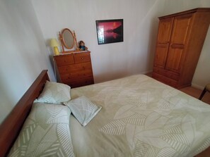 3 chambres, fer et planche à repasser