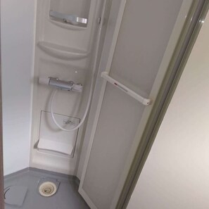 Shower, rainfall showerhead, free toiletries, hair dryer - World Inn Muroran Nakamano-Ie! Noboribetsu, Toyako, Sapporo, and Airport Direct Bus Stop (Muroran)