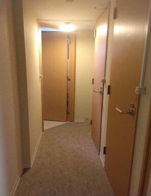 Habitació individual bàsica | Bany | Dutxa, capçal de dutxa tipus cascada i articles de tocador gratuïts 